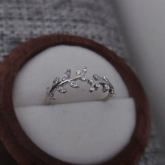 925 Sterling Silver CZ Leaves Ring - Picture 9 of 10